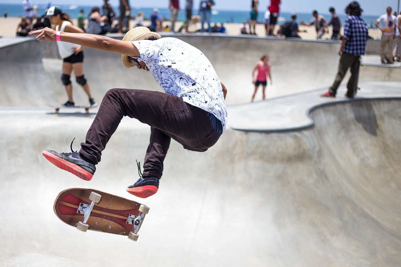 Skatepark mit Mann, der einen Trick ausführt