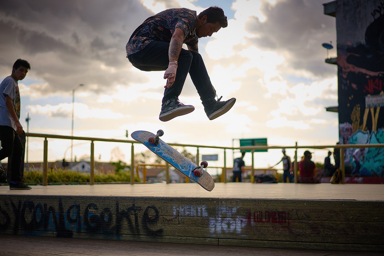 Spektakulärer Stunt im Skatepark